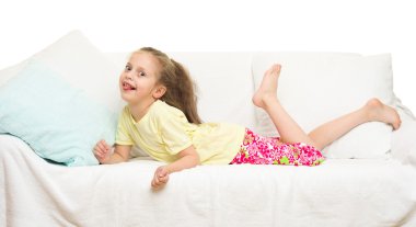 Küçük kız yatakta.