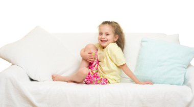 Küçük kız yatakta.