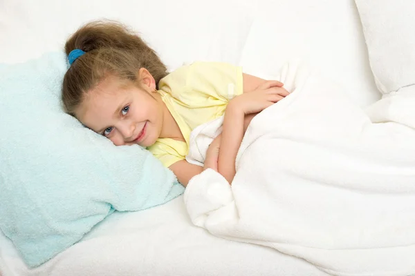 Kleines Mädchen im Bett — Stockfoto