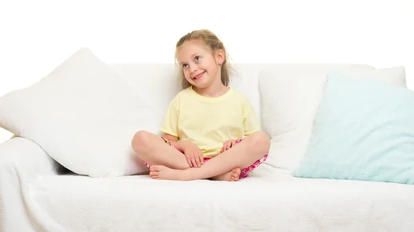 Kleines Mädchen im Bett — Stockfoto