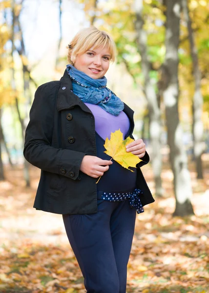 Gravid kvinna i höst park — Stockfoto