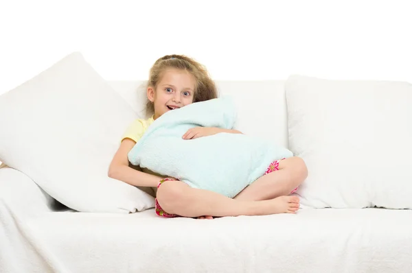 Kleines Mädchen im Bett — Stockfoto