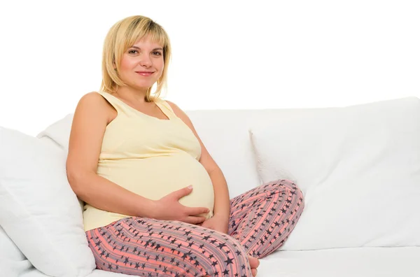 Zwangere vrouw op sofa — Stockfoto