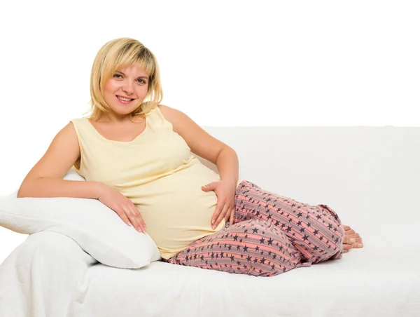 Zwangere vrouw op sofa — Stockfoto