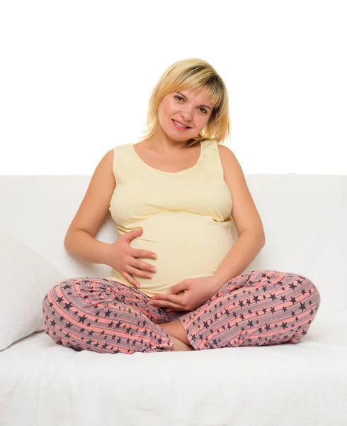 Mulher grávida no sofá — Fotografia de Stock