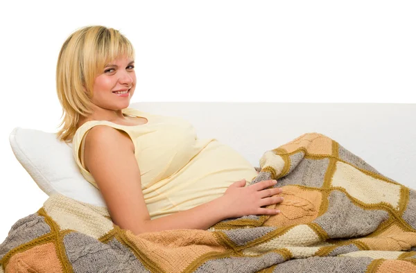 Glad gravid kvinna på soffa — Stockfoto