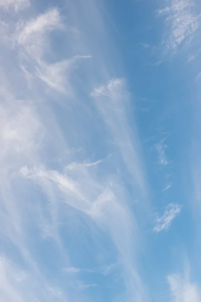 Zachte witte wolken tegen blauwe lucht — Stockfoto