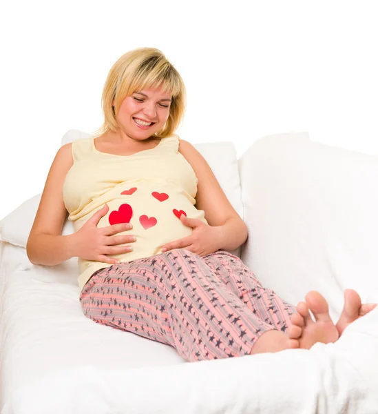 Счастливая беременная женщина с сердцем — стоковое фото