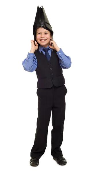 Αγόρι στο κοστούμι με χαρτοφύλακα στο κεφάλι του — Φωτογραφία Αρχείου