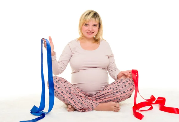 Těhotná žena s modrými a červenými pásky — Stock fotografie