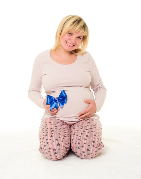 Kobieta w ciąży z kokarda niebieski — Zdjęcie stockowe