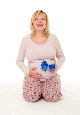 Mavi fiyonklu hamile kadın