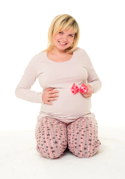 Donna incinta con fiocco rosso — Foto Stock