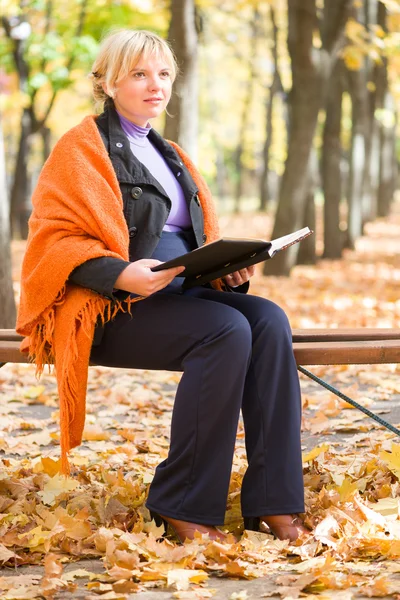 Pregnant woman in autumn park — Stock Photo, Image