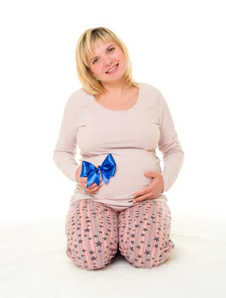 Zwangere vrouw met blauwe boog — Stockfoto