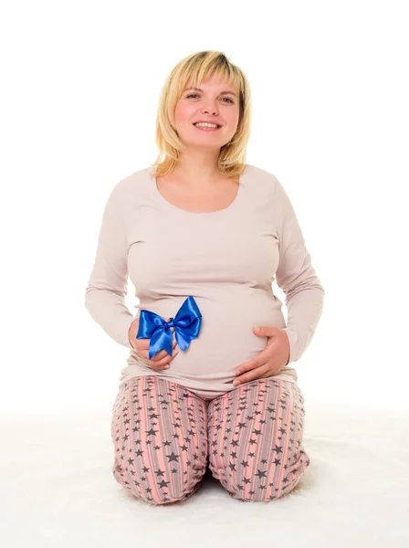 Těhotná žena s modrými luk — Stock fotografie