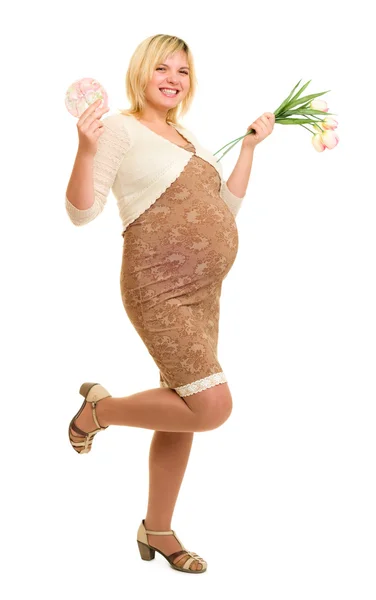 Femme enceinte avec cadeau et fleurs — Photo