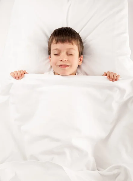 Kind im weißen Bett — Stockfoto