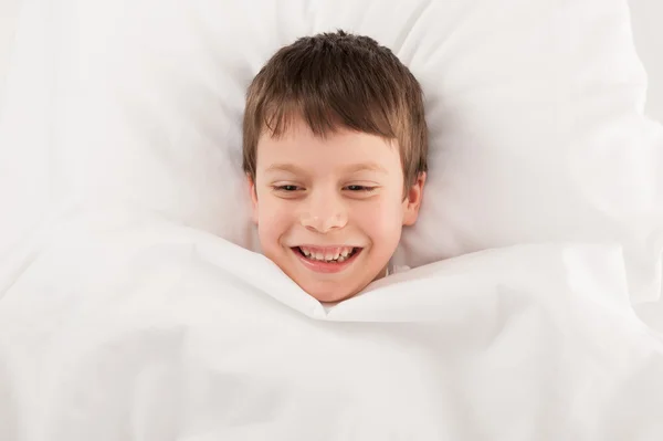 Kind im weißen Bett — Stockfoto