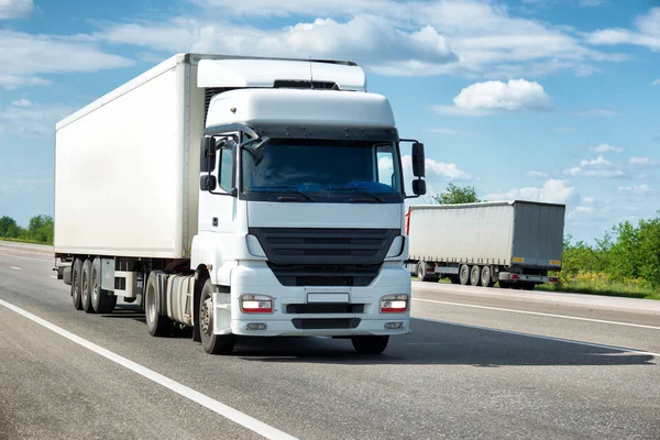 Camión blanco en la carretera. transporte de carga — Foto de Stock