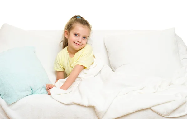 Kleines Mädchen im Bett — Stockfoto