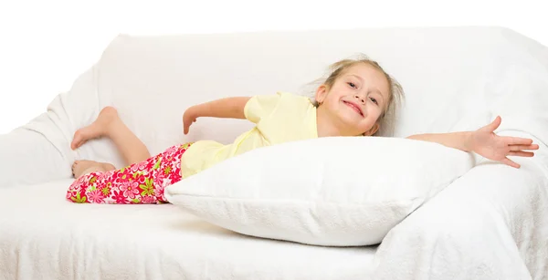 Kleines Mädchen im Bett — Stockfoto