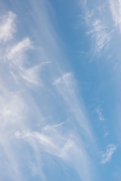 Bløde hvide skyer mod blå himmel - Stock-foto