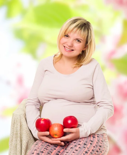 Pregnant woman with apples — Stock Photo, Image