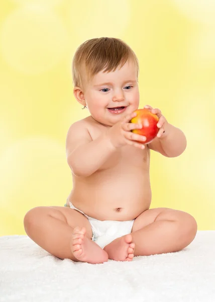 Adorable feliz bebé con manzana — Foto de Stock