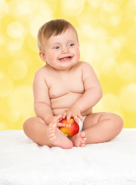 Bebé con manzana sentarse en la toalla — Foto de Stock