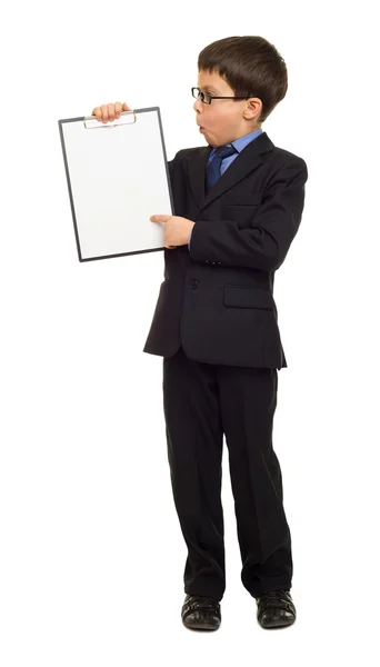 Мальчик в костюме показывает бланковый лист — стоковое фото