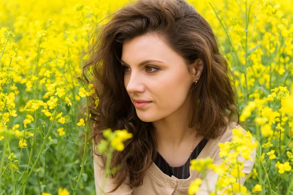 Retrato de niña en campo de flores amarillas — Foto de Stock