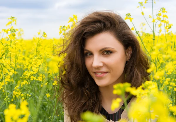 Retrato de niña en campo de flores amarillas —  Fotos de Stock