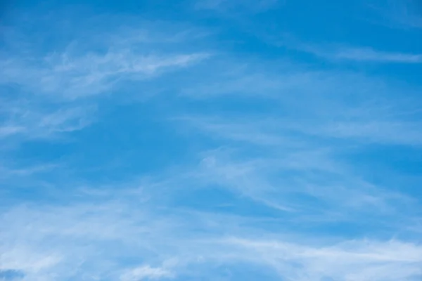 Blauwe hemelachtergrond met zachte witte wolken — Stockfoto