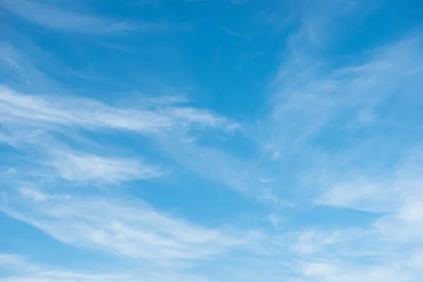 Céu azul fundo com nuvens brancas suaves — Fotografia de Stock