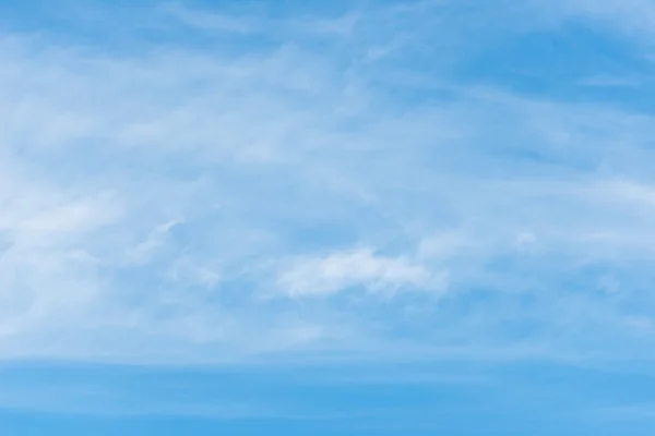 Blauer Himmel Hintergrund mit weichen weißen Wolken — Stockfoto