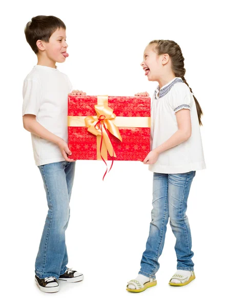 Niño y niña con caja de regalo Imagen De Stock