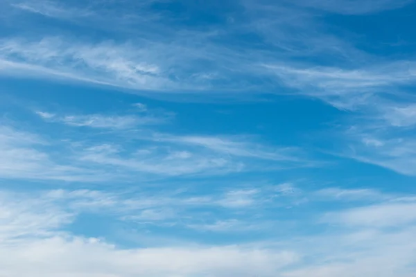Blauer Himmel Hintergrund mit weichen weißen Wolken — Stockfoto