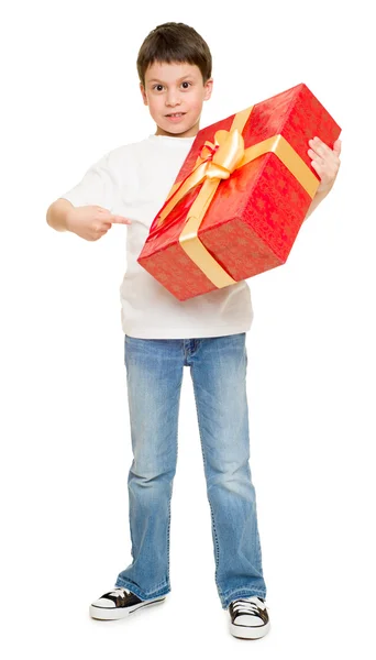 Garçon avec boîte cadeau — Photo