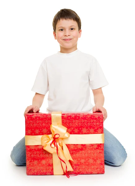 Niño con caja de regalo —  Fotos de Stock