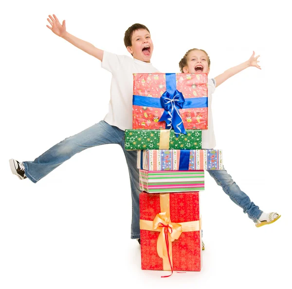 Garçon et fille avec boîte cadeau — Photo