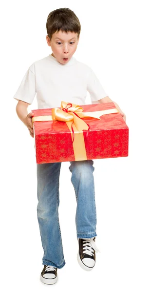 Niño con caja de regalo — Foto de Stock