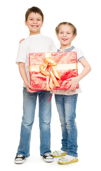 Menino e menina com caixa de presente — Fotografia de Stock