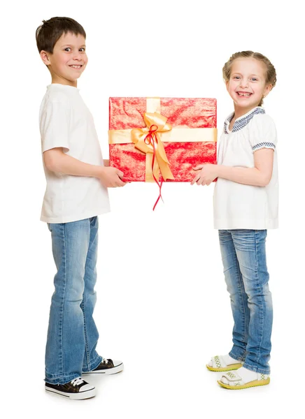 Garçon et fille avec boîte cadeau — Photo