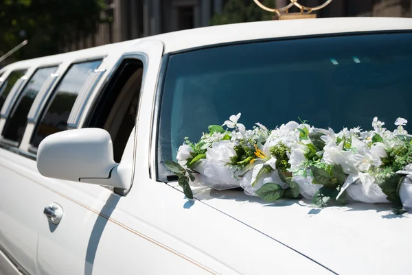 Witte bruiloft auto met bloemen — Stockfoto