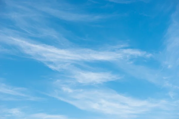 Kék ég háttér puha, fehér felhők — Stock Fotó