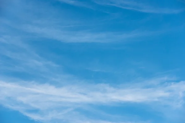 Sfondo cielo blu con morbide nuvole bianche — Foto Stock