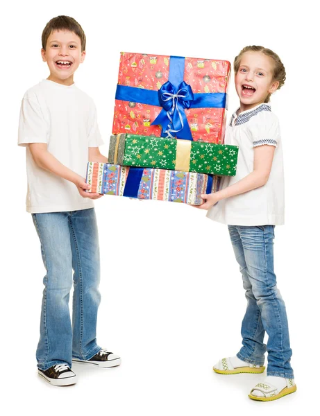 Deux enfants avec des boîtes-cadeaux — Photo