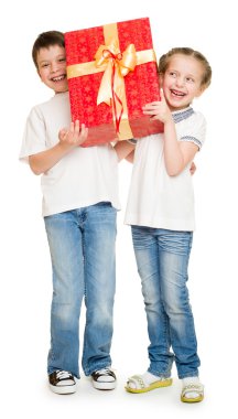 hediye kutuları ile iki çocuk