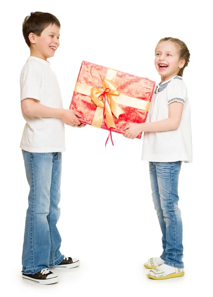 Дві дитини з подарунковими коробками — стокове фото